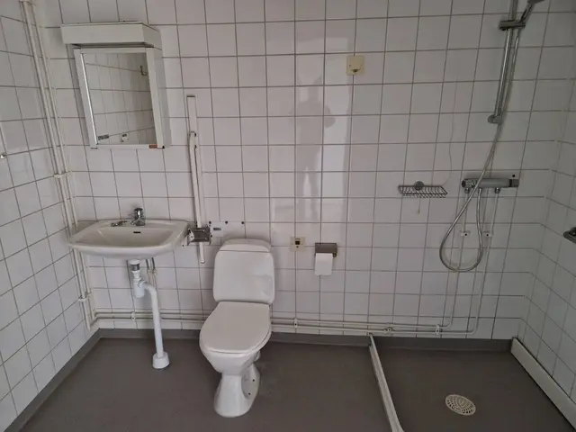 Hemstädning i ett vardagsrum